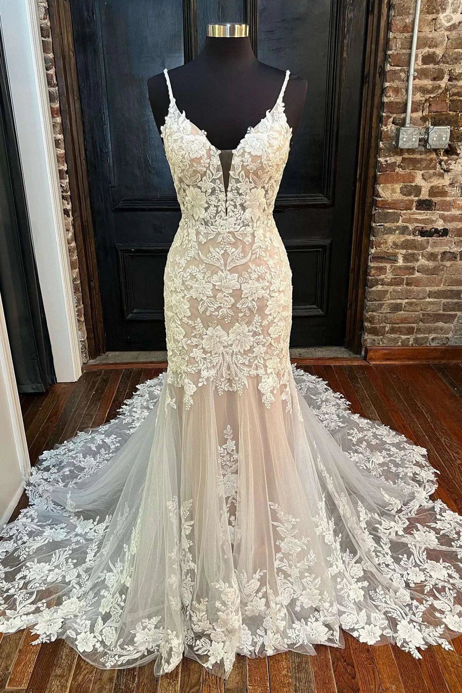 Vestido de novia largo de corte trompeta con espalda descubierta y apliques